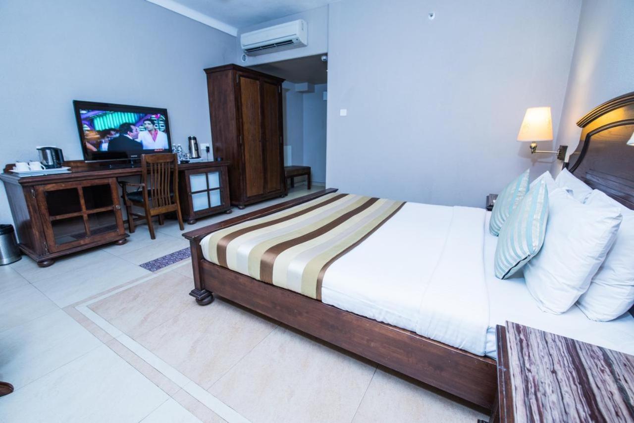Hotel Le Cypress บาแรลลี ภายนอก รูปภาพ